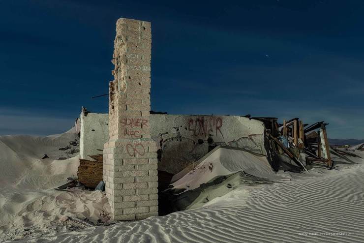 Maison enterrée dans le désert de sable de Mojave